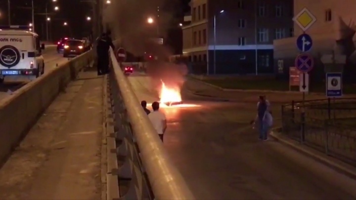 Очевидцы сняли на видео, как горел мотоцикл под мостом на Шевченко