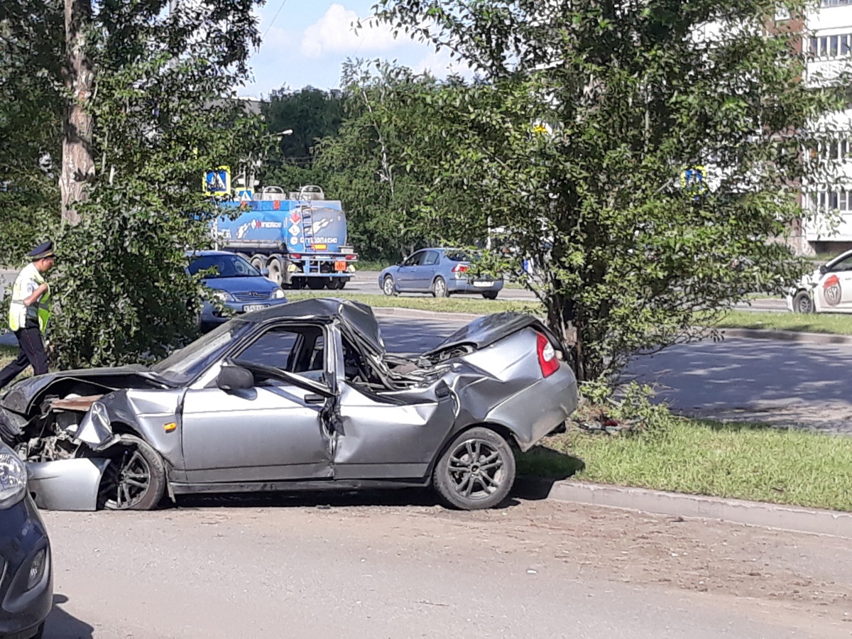 Перед ударом летела в заносе: смотрим видео, как Lada Priora разбилась о  деревья на Юго-Западе | 08.07.2018 | Екатеринбург - БезФормата