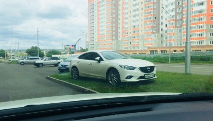В Красноярске вводится штраф до 100 тысяч за парковку на газонах
