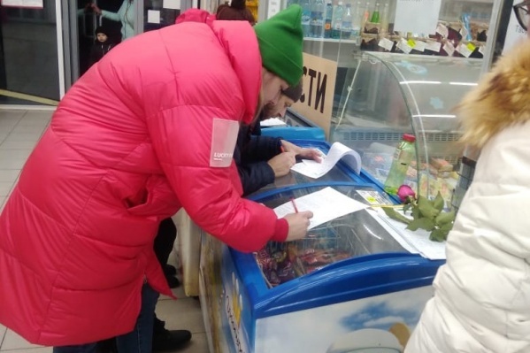 Из-за позднего приезда врачей жители микрорайона Светлый собирают подписи под заявлениями в официальные органы: люди переживают, что трагедия может повториться<br> Из-за позднего приезда врачей жители микрорайона Светлый собирают подписи под заявлениями в официальные органы: люди переживают, что трагедия может повториться<br>