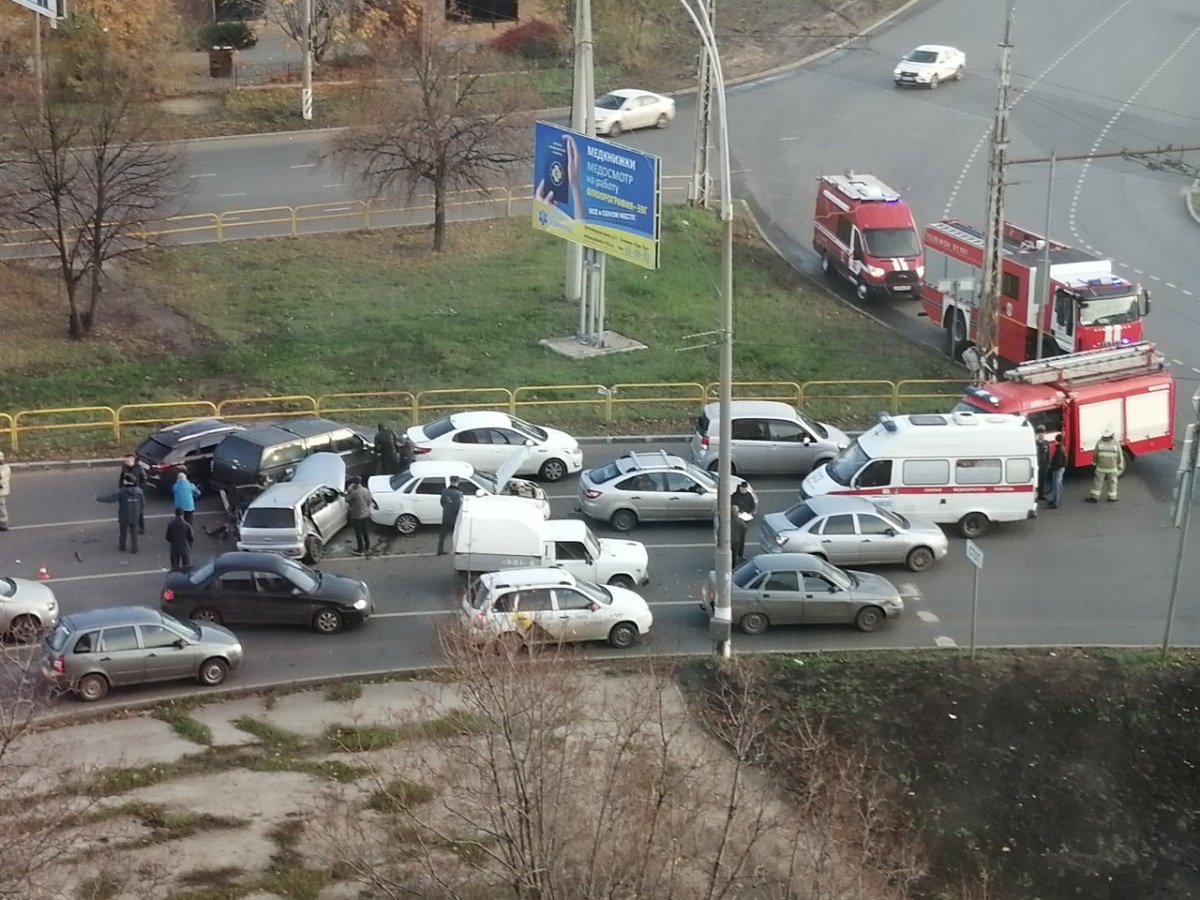 В Самарской области водитель Mitsubishi устроил ДТП с 9 машинами 29.10.2019 Толь