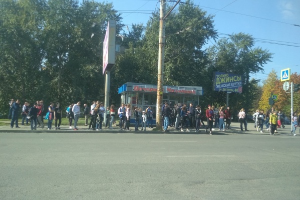 Так выглядело ожидание автобусов к аэродрому Шагол на остановке в Металлургическом районе Так выглядело ожидание автобусов к аэродрому Шагол на остановке в Металлургическом районе