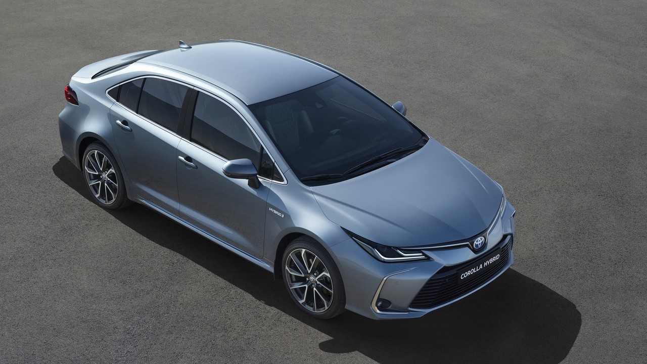 Новая Toyota Corolla построена на той же платформе, что и Camry. Гибридных версий в России не будет, а двигатель только один — объемом 1,6 литра. Все комплектации, кроме базовой, — с вариатором Новая Toyota Corolla построена на той же платформе, что и Camry. Гибридных версий в России не будет, а двигатель только один — объемом 1,6 литра. Все комплектации, кроме базовой, — с вариатором