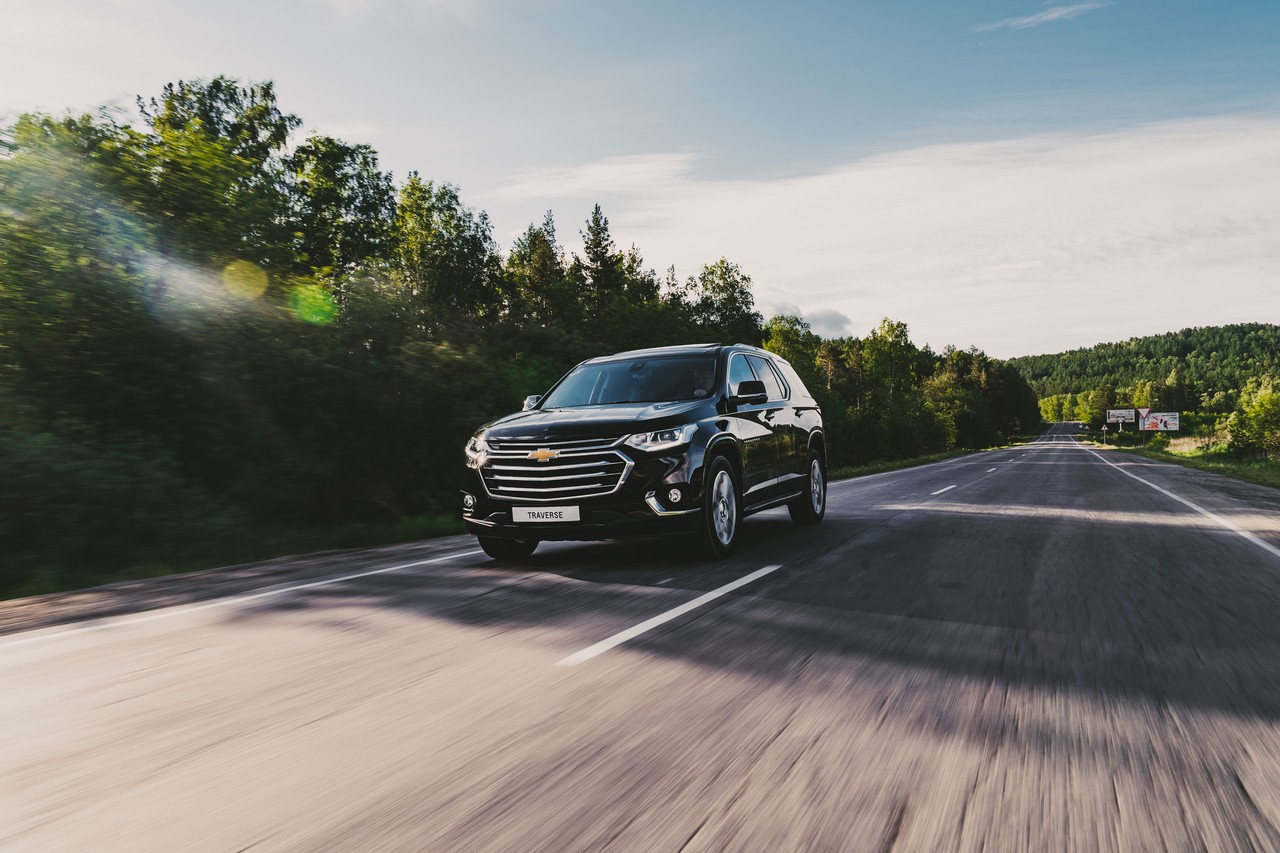 Ехать по трассе на Traverse легко: у него длинная база, мощный мотор и хорошие реакции на руль. Но большие колёса сделали его чувствительным к продольным колеям Ехать по трассе на Traverse легко: у него длинная база, мощный мотор и хорошие реакции на руль. Но большие колёса сделали его чувствительным к продольным колеям