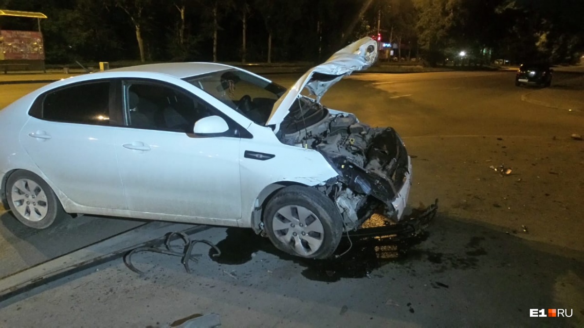 На ЖБИ женщина на KIA снесла ограждение, но отказалась признавать, что была за рулем