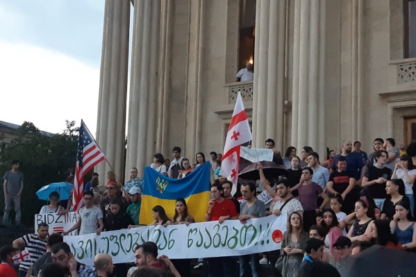 Так проходили митинги в Кутаиси, где их застали уральские путешественники Так проходили митинги в Кутаиси, где их застали уральские путешественники