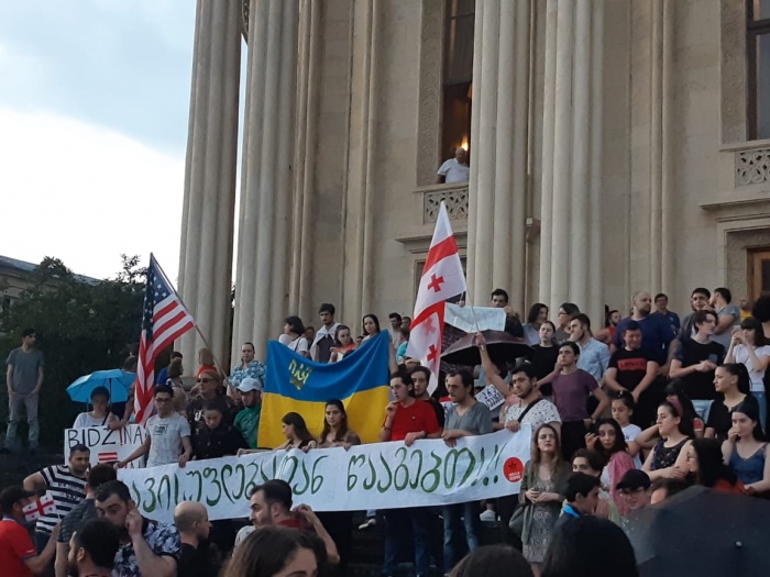 Так проходили митинги в Кутаиси, где их застали уральские путешественники Так проходили митинги в Кутаиси, где их застали уральские путешественники