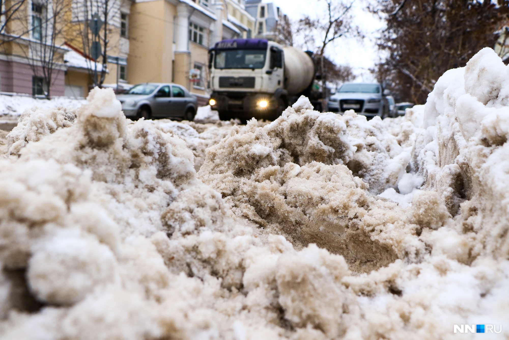 Солька пересмешница не оставит в живых обувь петербуржцев – как убирают улицы после первого снега