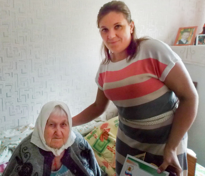 90-летнюю труженицу тыла Августу Краснопёрову поздравили с днём рождения 90-летнюю труженицу тыла Августу Краснопёрову поздравили с днём рождения