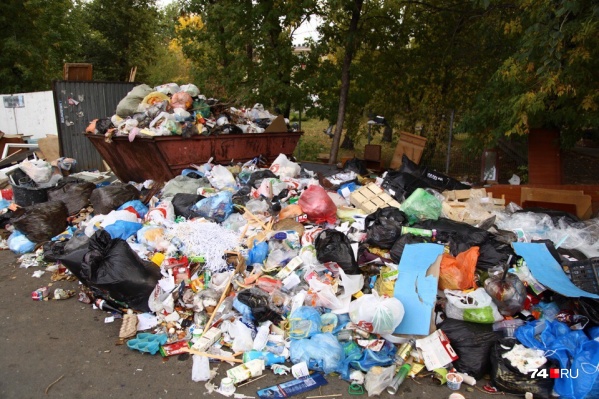 В некоторых районах Челябинска мусорный коллапс не прекращается до сих пор В некоторых районах Челябинска мусорный коллапс не прекращается до сих пор