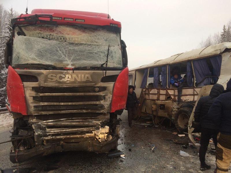 На трассе в Прикамье автобус столкнулся с фурой: пострадали семь человек