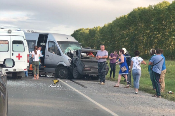 По словам очевидцев, водитель «шестёрки» выехал на встречку По словам очевидцев, водитель «шестёрки» выехал на встречку
