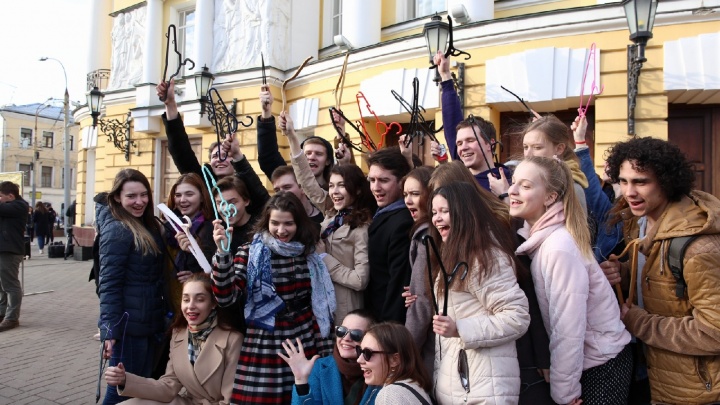 С вешалками — на чиновников: Ярославль бунтует против объединения театров