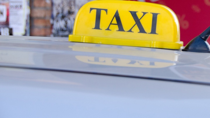 Таксиста-курьера обманули на 11 тысяч по телефону