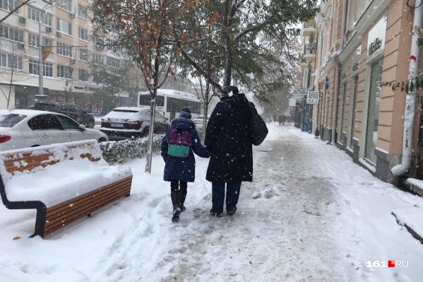 Снег в Ростове лежит почти две недели, но во многих местах его и не пытались чистить Снег в Ростове лежит почти две недели, но во многих местах его и не пытались чистить