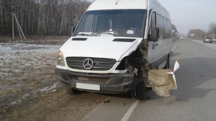 В Башкирии маршрутка с пассажирами протаранила иномарку: пострадала женщина