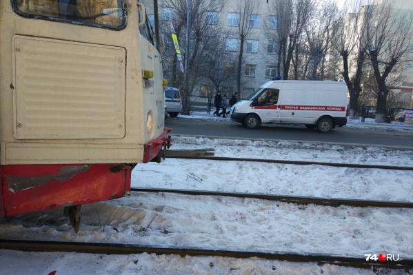 После ДТП бабушку обследовали медики скорой После ДТП бабушку обследовали медики скорой