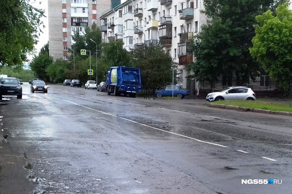 Машины едут по встречной полосе Машины едут по встречной полосе