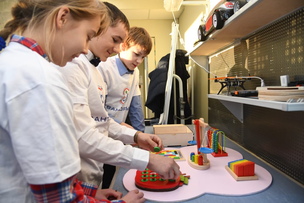 Волгоградские дети сконструировали уникальный бизиборд для девочки из Новгородской области