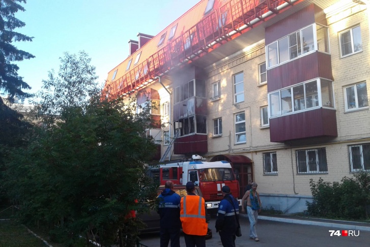 Прибывшие пожарные выставляли автолестницу ко второму этажу Прибывшие пожарные выставляли автолестницу ко второму этажу