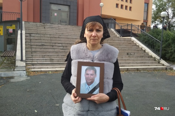 Светлана Галимова пришла в крематорий с портретом умершего мужа Светлана Галимова пришла в крематорий с портретом умершего мужа