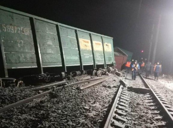 Вагоны сошли с рейсов около пяти утра Вагоны сошли с рейсов около пяти утра