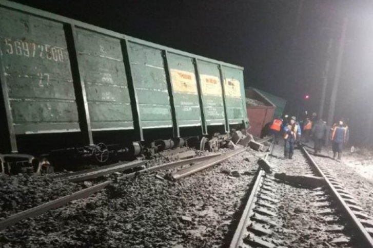 Вагоны сошли с рейсов около пяти утра Вагоны сошли с рейсов около пяти утра