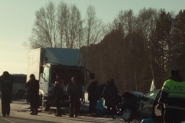В аварии погибли три человека — они находились в Volkswagen Polo В аварии погибли три человека — они находились в Volkswagen Polo