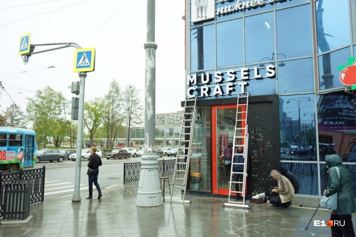 На перекрёстке монтируют вывеску для нового бара На перекрёстке монтируют вывеску для нового бара