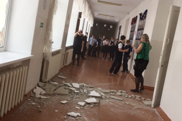 ЧП случилось на третьем этаже школы. Чудом никто не проходил в этом месте в момент частичного обрушения ЧП случилось на третьем этаже школы. Чудом никто не проходил в этом месте в момент частичного обрушения 