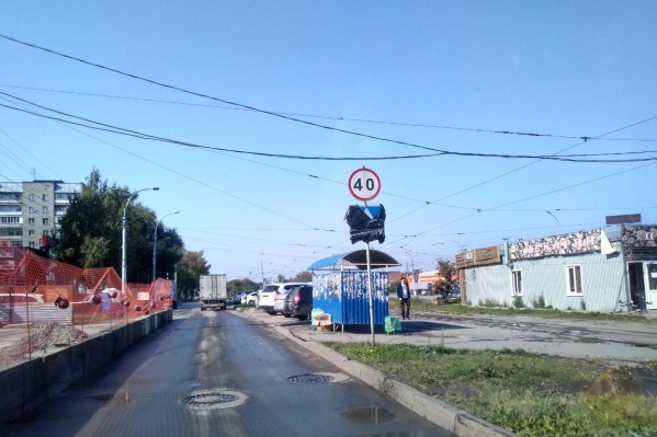 На улице Широкой завесили знак, который предлагал пешеходам переходить дорогу в бетонное ограждение На улице Широкой завесили знак, который предлагал пешеходам переходить дорогу в бетонное ограждение