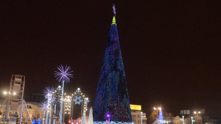 В два раза выше московской: елка в ледовом городке Екатеринбурга — одна из самых высоких в стране