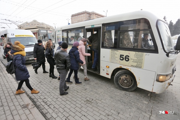 Женщина следила за теми, кто при посадке в транспорт убирал телефон в карман, и намеренно создавала давку Женщина следила за теми, кто при посадке в транспорт убирал телефон в карман, и намеренно создавала давку
