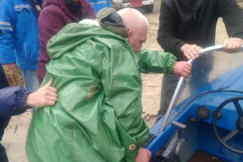 Спасатели быстро вытащили мужчину из воды Спасатели быстро вытащили мужчину из воды