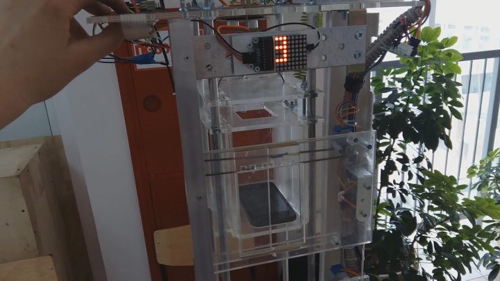Школьники в Красноярске делали интерактивную игрушку в подарок, а создали рабочий макет лифта