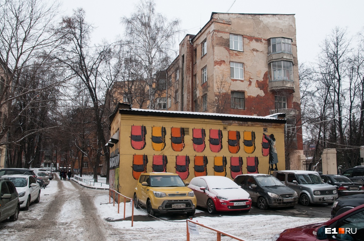 Во дворе городка чекистов — одно из самых ярких граффити Екатеринбурга, вы его наверняка видели на фото Во дворе городка чекистов — одно из самых ярких граффити Екатеринбурга, вы его наверняка видели на фото