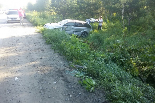 Попавшая в аварию «Тойота Калдина» улетела в кювет Попавшая в аварию «Тойота Калдина» улетела в кювет