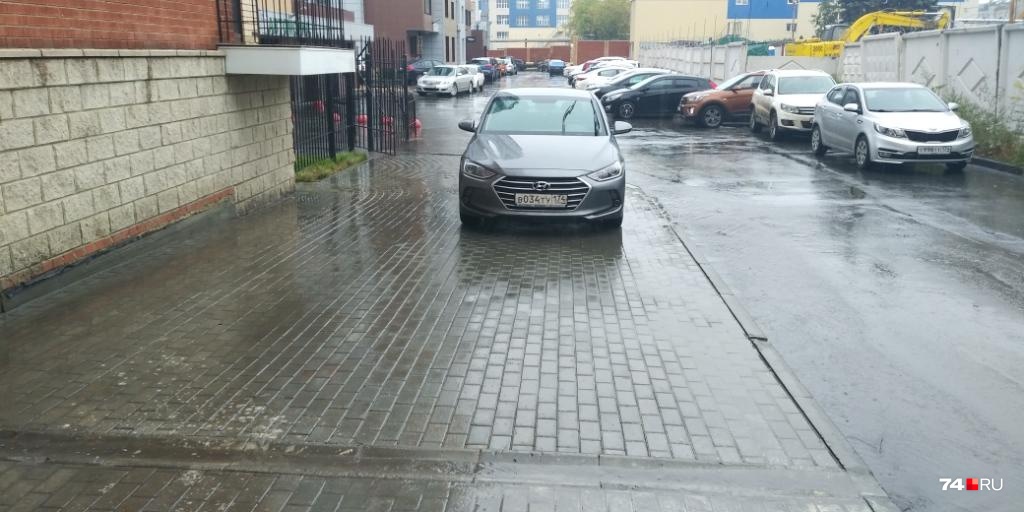 Hyundai i40 на тротуаре Hyundai i40 на тротуаре