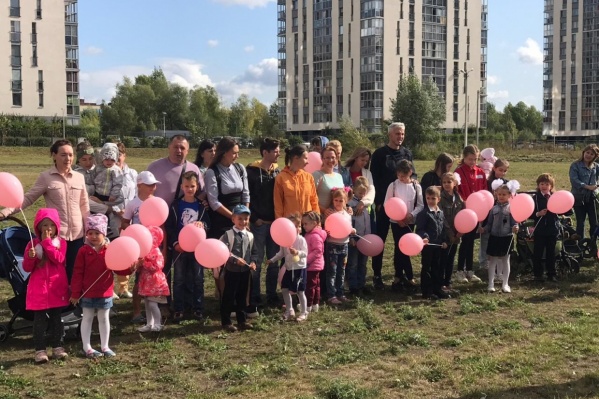Родители проводили флешмоб, чтобы привлечь внимание к проблемам микрорайона Родители проводили флешмоб, чтобы привлечь внимание к проблемам микрорайона