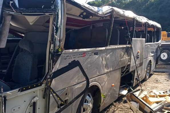 Автобус с пассажирами врезался в Volkswagen Touareg и рухнул с обрыва