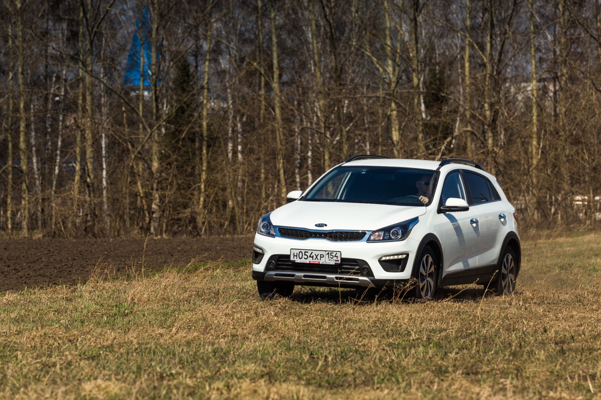 Как бы кроссовер: тест-драйв легковушки KIA, которая легко берет высокие бордюры