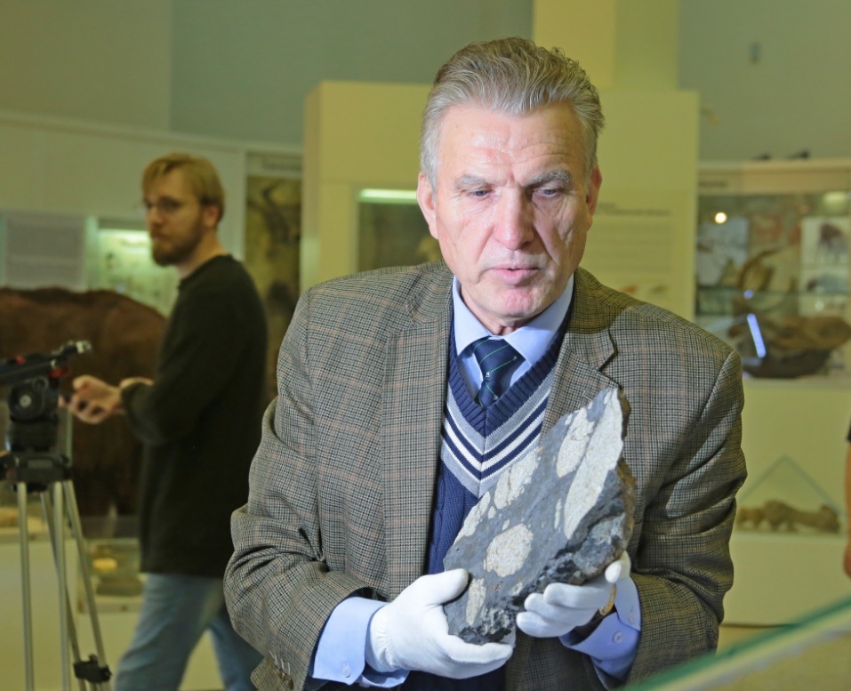 Подарок к Дню рождения: в музей Челябинска вернули украденный фрагмент метеорита