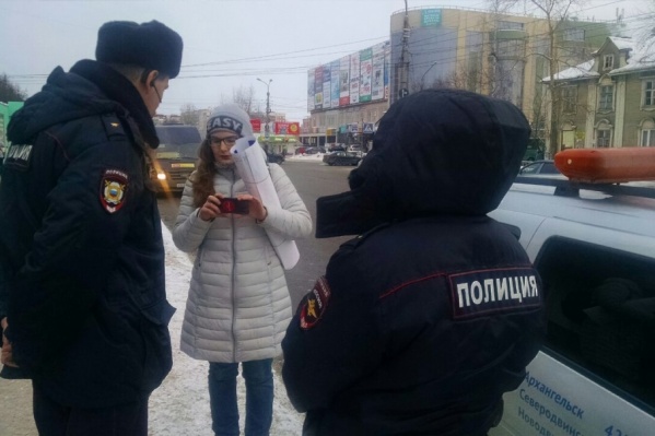 Мария успела простоять в пикете полчаса Мария успела простоять в пикете полчаса