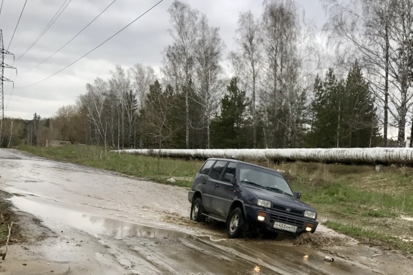 Каждый раз после дождя дорога превращается в грязное месиво Каждый раз после дождя дорога превращается в грязное месиво