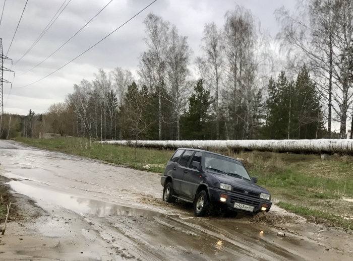 Каждый раз после дождя дорога превращается в грязное месиво Каждый раз после дождя дорога превращается в грязное месиво