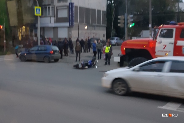 Водитель иномарки поворачивал во двор и должен был пропустить мотоциклиста Водитель иномарки поворачивал во двор и должен был пропустить мотоциклиста