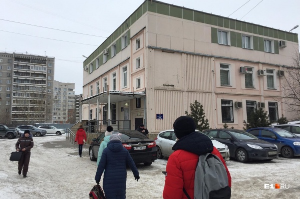 Нужный вход посетители находят не сразу, а он — с улицы Родонитовой Нужный вход посетители находят не сразу, а он — с улицы Родонитовой