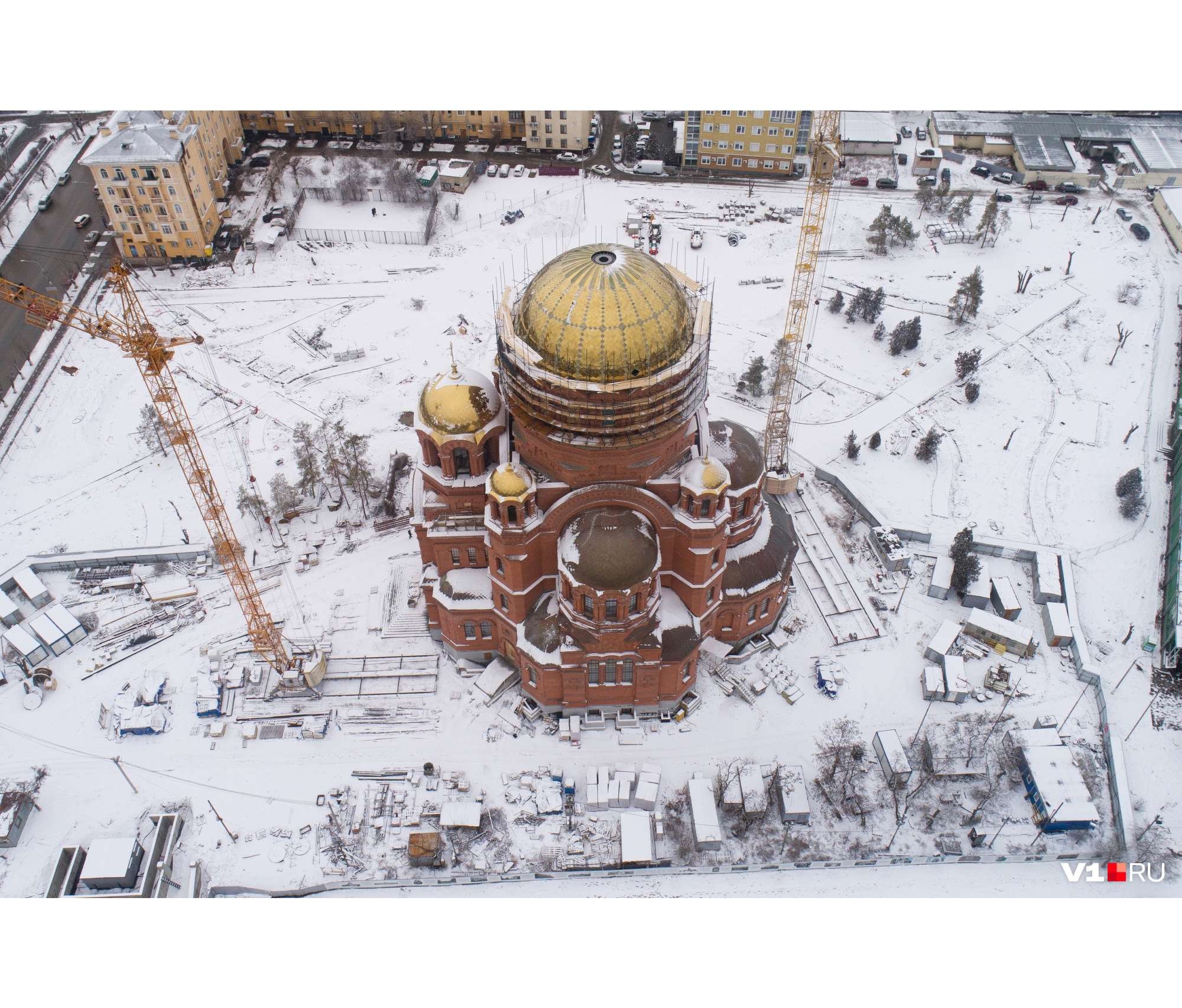 В Волгограде смонтировали 45-тонный главный купол Александро-Невского собора