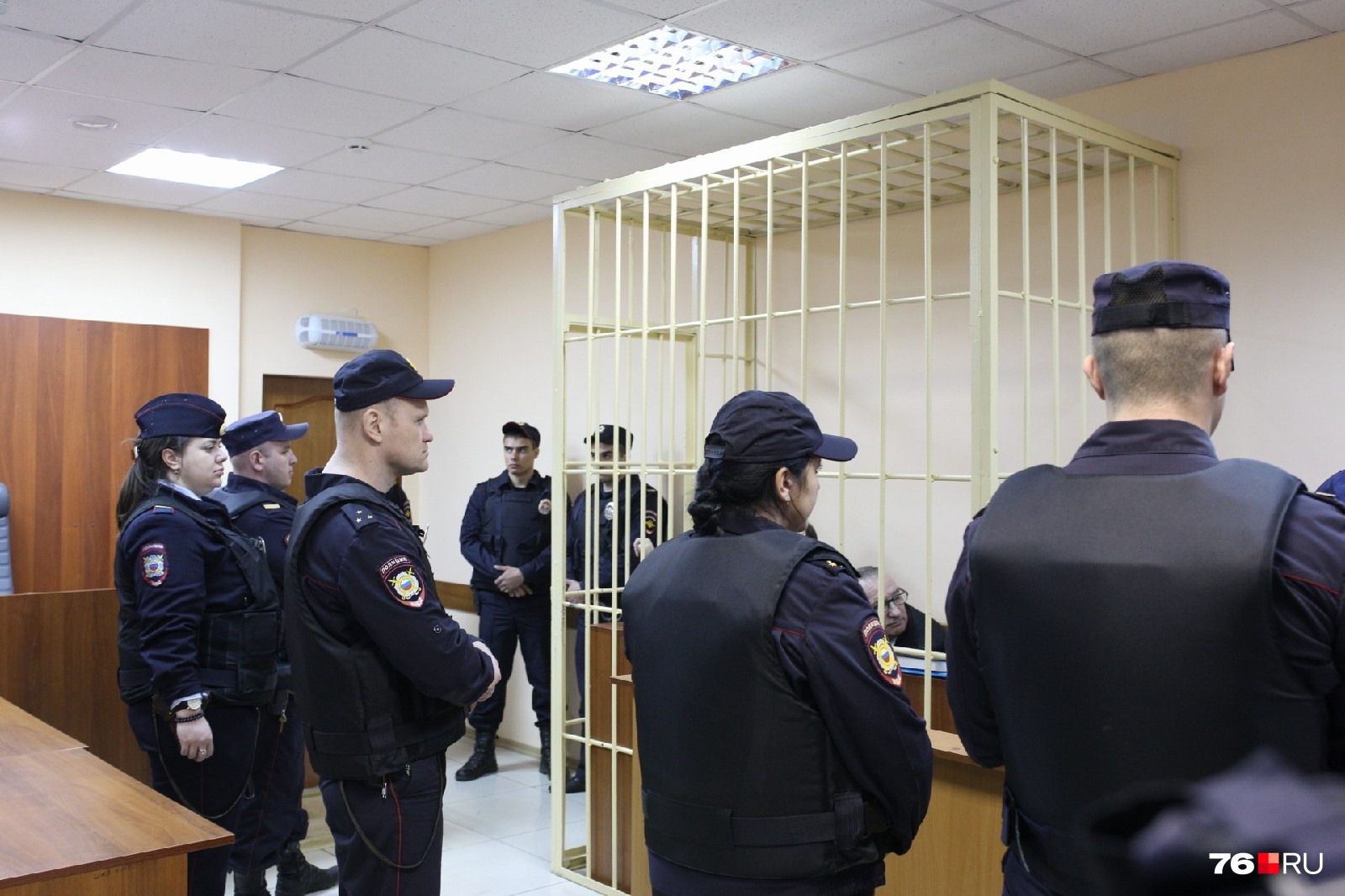 В зале было очень много правоохранителей В зале было очень много правоохранителей