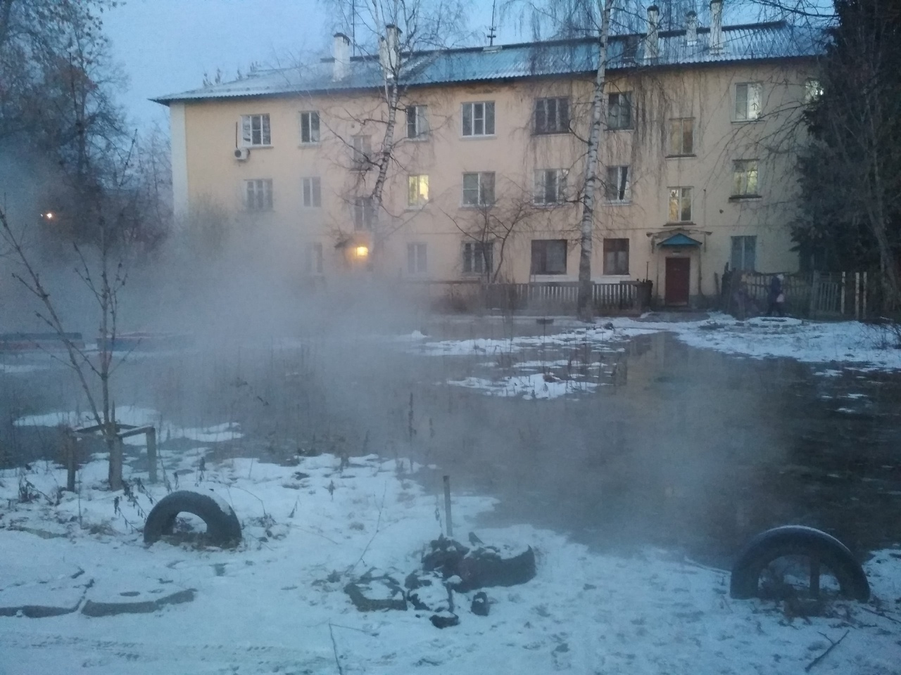 Трубы нижнего новгорода. Прорыв трубы в Нижнем Новгороде. Прорыв трубы в Московском районе города Нижний Новгород. Прорыв трубы с горячей водой. Прорыв горячей воды на улице.